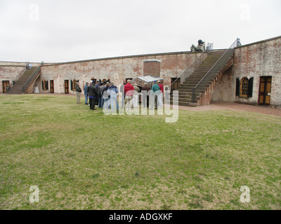 Gruppe von Touristen auf Tour Fort Macon Stockfoto