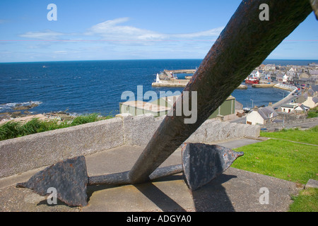 Scoottish Küstenlandschaft Buchan Bereich ; Anker bei MacDuff Harbour Aberdeenshire und Sommer Ansichten in Nord-Ost-Schottland, Großbritannien Stockfoto