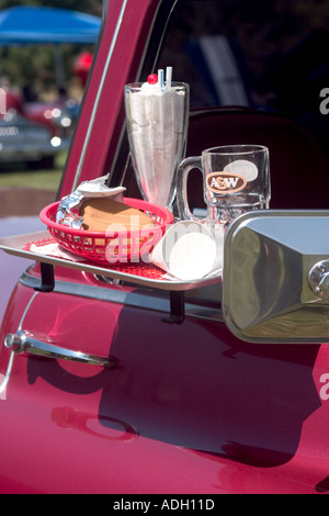 Fahren Sie in Essen Tablett mit Essen auf Fenster des Street rod Stockfoto