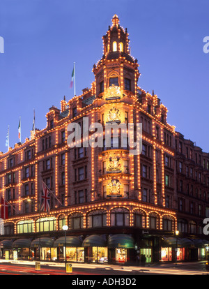 Londoner Harrod s Lager nachts beleuchtet Stockfoto