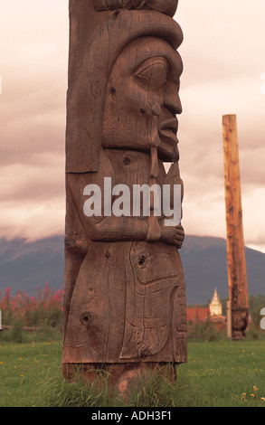 Gitxsan (männliche) Totempfähle, Kispiox, Northern BC, Britisch-Kolumbien, Kanada - Detail von "Weinende Frau" Totempfahl Stockfoto