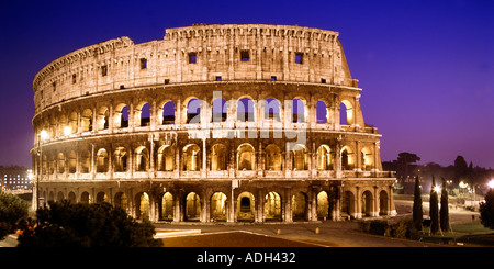 Rom-Kolosseum im Morgengrauen panorama Stockfoto