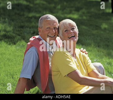 Porträt von älteren Ehepaar im Ruhestand entspannend auf Rasen Stockfoto