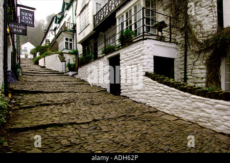 Blick hinauf die wichtigsten gepflasterten Sreet des historischen Fischerdorfes Dorf von Clovelly in Nord-Devon Stockfoto