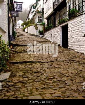 Blick hinauf die wichtigsten gepflasterten Sreet des historischen Fischerdorfes Dorf von Clovelly in Nord-Devon Stockfoto