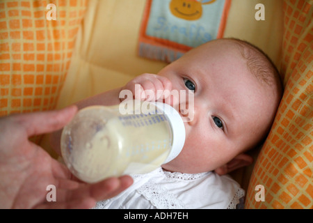 Model Released zehn Wochen alten Babymädchen mit Flasche Stockfoto