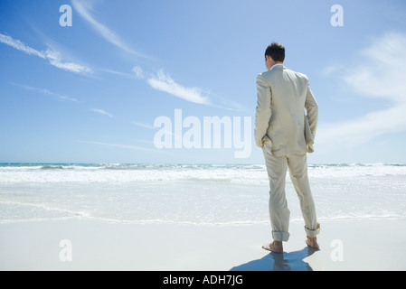 Barfuß am Strand, mit Meer, Rückansicht Geschäftsmann Stockfoto