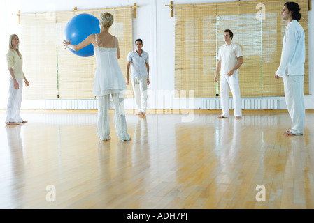 Gruppentherapie, Erwachsene im Kreis, wirft Ball zueinander stehen Stockfoto