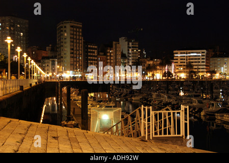 Die Marina in Gijon in der Nacht Stockfoto