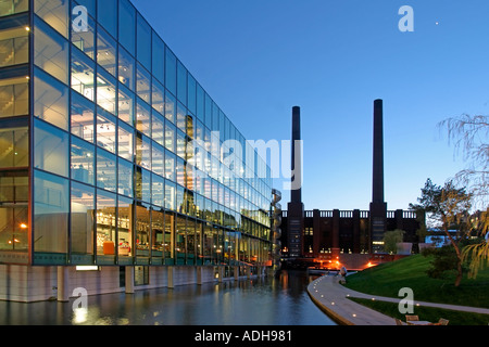 Deutschland Hannover Volkswagen AG Eindunkeln Auto Stadt Autostadt Schornsteine Autofabrik Stockfoto