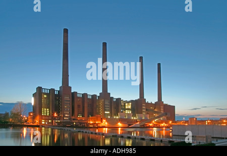 Deutschland Hannover Volkswagen AG Eindunkeln Auto Stadt Autostadt Kamine Kraftwerk Autofabrik Stockfoto