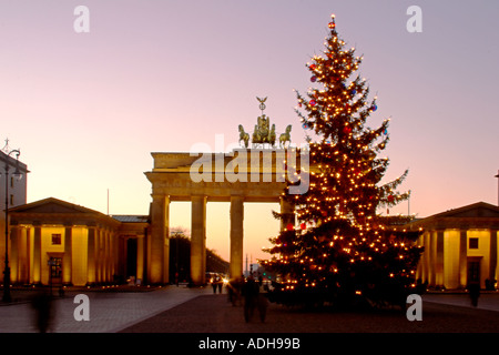 Berlin Paris Platz Brandenburger Tor Brandenburger Tor Weihnachtsbaum Stockfoto