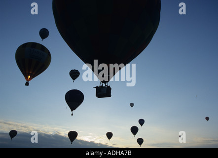 Heißluftballons steigen im Morgengrauen am Bristol Balloon Fiesta Stockfoto