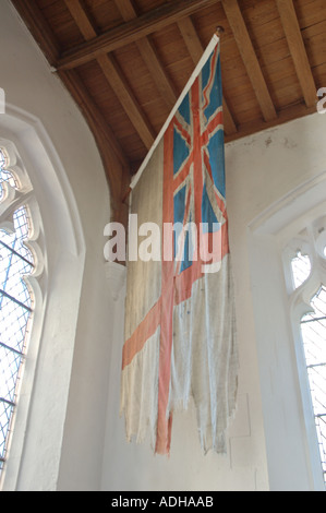 White Ensign geflogen auf HMS Indomitable während der Schlacht von Jütland hängt über der Kanzel in alle Heiligen Kirche Burnham Thorpe, Norfolk, Großbritannien Stockfoto