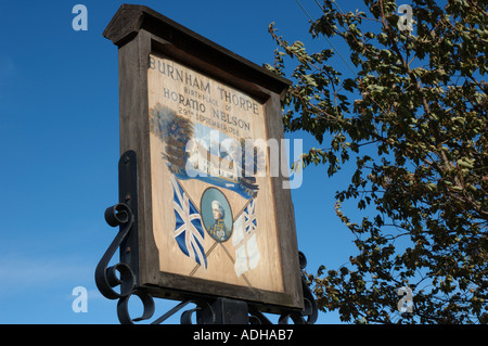 Burnham Thorpe Ortsschild erinnert an Nelsons Geburt hier im Jahre 1758 Stockfoto