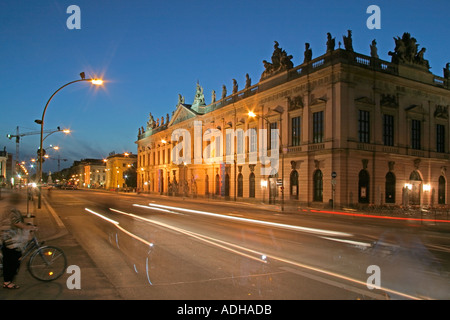 Berlin Deutsches Historisches Museum Unter Den Linden unter den Kalk Bäume Zeughaus Stockfoto