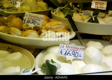 Bologna Italien: Mozzarella-Kugeln im Fenster einen Feinkostladen in Essen Markt Mercato di Mezzo in Via Pescherie Vecchie Stockfoto