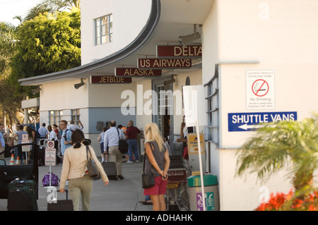 Flugreisende vorbereiten für Flüge vor dem historischen Terminalgebäude am Long Beach Airport. Stockfoto