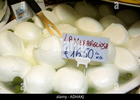 Bologna Italien: Mozzarella-Kugeln im Fenster einen Feinkostladen in Essen Markt Mercato di Mezzo in Via Pescherie Vecchie Stockfoto