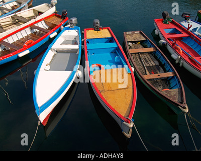 Bunte traditionelle Fischerboote im Hafen am Gardasee Italien Torri del Benaco Stockfoto