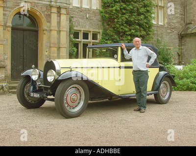 Lord Raglan mit seinem Bugatti Oldtimer Stockfoto