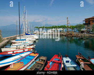 Traditionelle Fischerboote in den historischen Hafen in der Altstadt von Torri del Benaco am Gardasee Italien Stockfoto