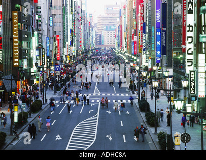 Menschen auf der Hauptstraße von Ginza in Tokio Stockfoto