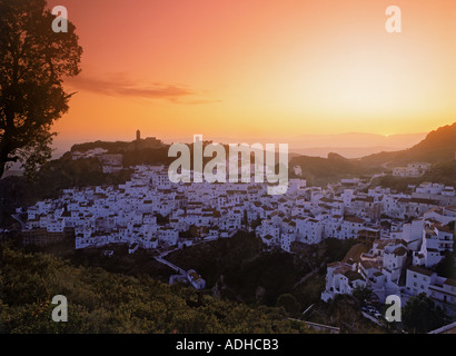 Dorf von Casares in der Provinz Malaga bei Sonnenuntergang in Spanien Stockfoto