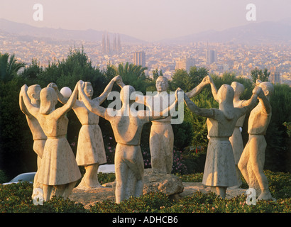Sardana-Tänzer-Statue in Barcelona bei Sonnenuntergang Stockfoto