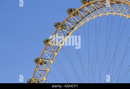 Detail des London Eye vor blauem Himmel hautnah Stockfoto