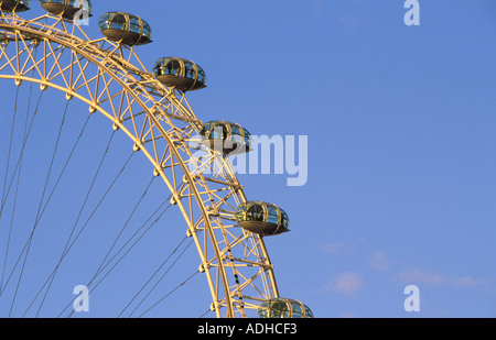 Detail des London Eye vor blauem Himmel hautnah Stockfoto