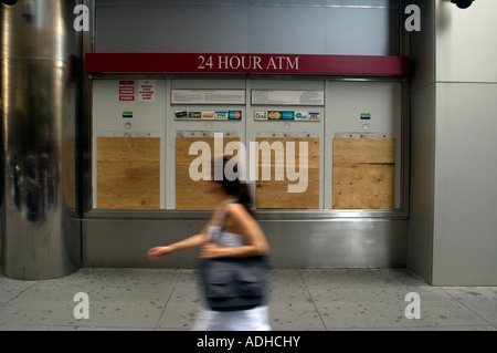 Geschlossene und bestiegen, Bank ATM Maschinen am Lower Broadway in New York City Stockfoto