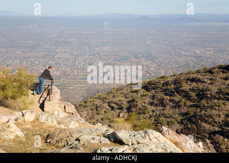 Teenager-Jungen Blick auf Phoenix Vororten aus Dobbins Lookout am South Mountain Stockfoto