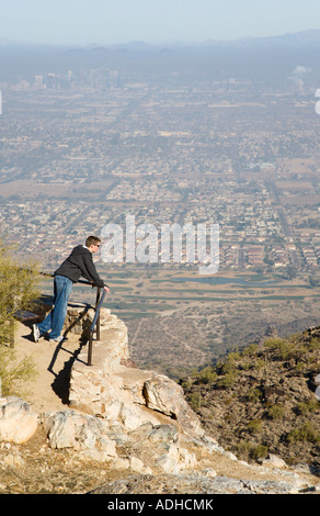 Teenager-Jungen Blick auf Phoenix Vororten aus Dobbins Lookout am South Mountain Stockfoto