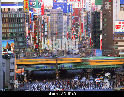 Feierabendverkehr am Yasukuni Dori in Shinjuku Bezirk von Tokio Stockfoto