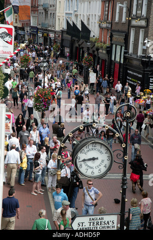 zur Mittagszeit Shopper in Top Einkaufsstraße Grafton Street Dublin s Stockfoto