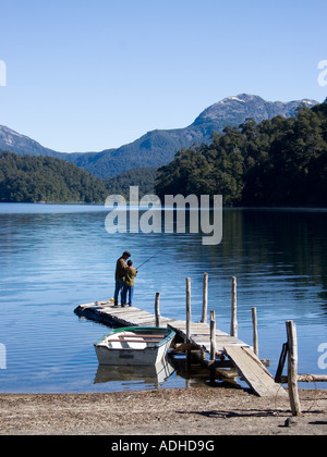 Vater seinen Sohn beizubringen zu fischen. Stockfoto