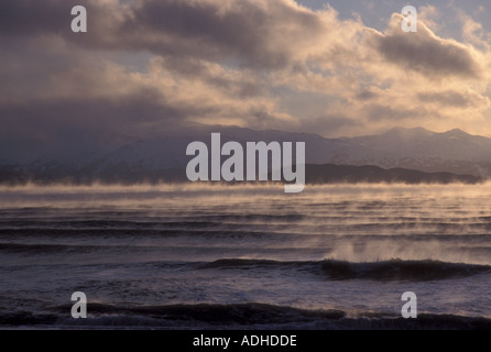 Dampf steigt über eiskalt Kachemak Bay unter 0 F Temperatur Eis Schnee Winter Alaska Stockfoto