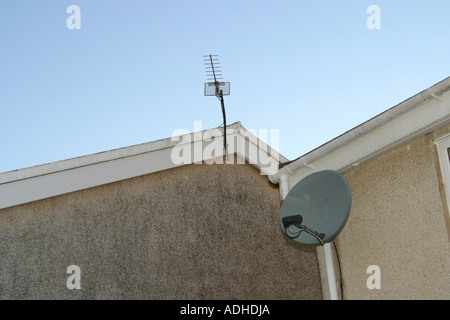 TV-Antenne und Satellitenschüssel am Haus Stockfoto