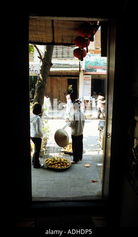 Straßenhändler verkaufen Orangen in Ma kann St, Altstadt in Hanoi, Vietnam Stockfoto