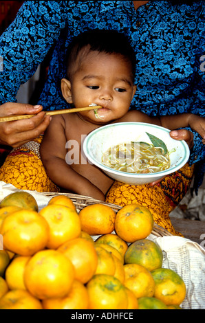 Nur ungern Baby gefüttert Sojabohnensprossen auf dem Markt in Siem Reap in Kambodscha Stockfoto