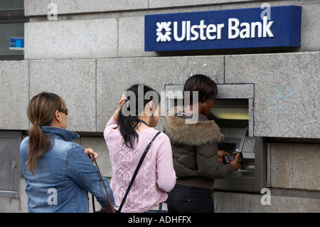 hispanische asiatische und schwarze Frau Schlange bis an eine ATM Bargeld Punkt Ulster Bank in Oconnell street dublin Stockfoto