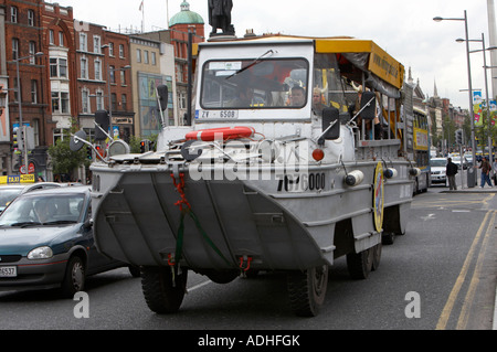 Viking Splash Dukw Tour Fahrzeug Fahrt über Oconnell Bridge in Dublin mit Touristen an Bord Stockfoto