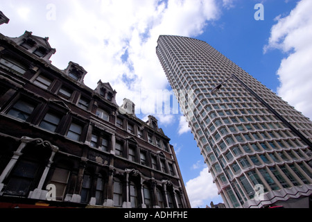 Zentrum zeigen CentrePoint Centre zeigen Charing Cross Road London UK Stockfoto