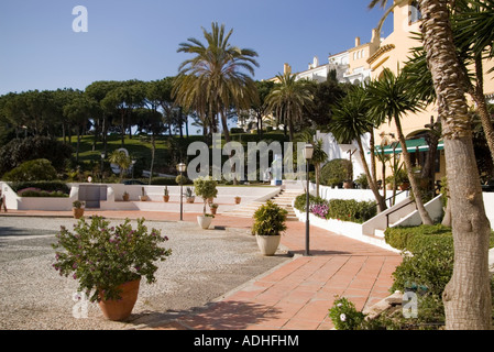 Plaza in Puerto Cabopino Andalucia Spanien an einem sonnigen Wintertag Stockfoto