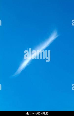 Weiße Cirrus Wolken hoch am blauen Himmel über Cheshire England Stockfoto