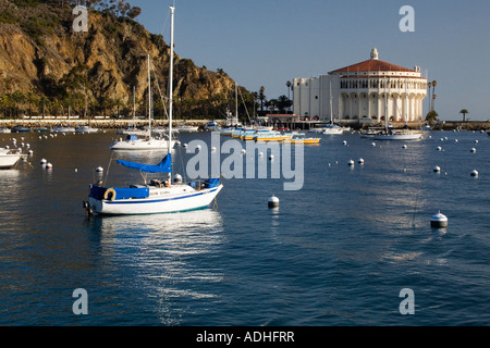 Segelboote und die berühmten Art-deco-Casino sind in dieser Abbildung des Avalon Bay auf der Insel Catalina gesehen. Stockfoto