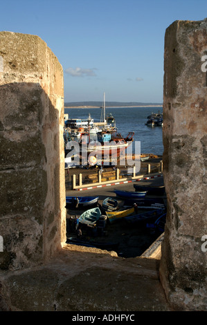 Am Meer durch Ausschlitzen in Stadtmauern von Essaouira Marokko Stockfoto