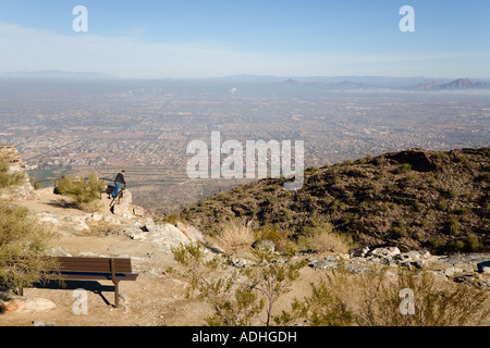 Teenager-Jungen Blick auf Phoenix Vororten aus Dobbins Lookout am South Mountain Stockfoto