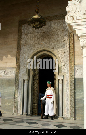 Schutz vor den Toren des Mausoleum von Mohammed 5. V Rabat Marokko Stockfoto